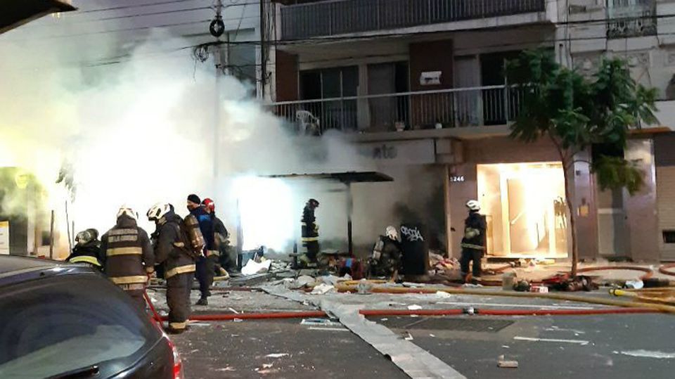 Villa Crespo. Incendio y explosión. Dos bomberos muertos y decenas de heridos.