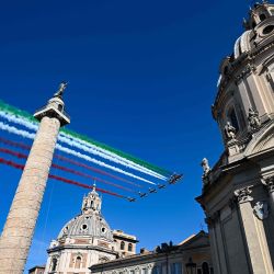 La unidad acrobática italiana de la Fuerza Aérea Frecce Tricolori (Flechas tricolores) actúa en Roma como parte de las ceremonias del Día de la República. | Foto:Vincenzo Pinto / AFP