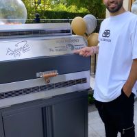 Kun Agüero presumió el ostentoso regalo que le hizo su novia