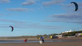 En Las Grutas ya se pueden practicar deportes acuáticos tres veces por semana.