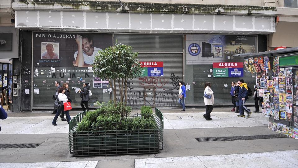 locales de indumentaria o zapatarías cerrados