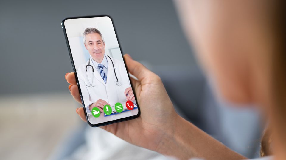 médico en una videollamada 20200603