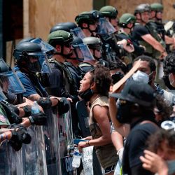 Los manifestantes se manifiestan por la muerte de George Floyd cerca de la Casa Blanca en Washington, DC. - Estados Unidos ha estallado en días y noches de protestas, violencia y saqueos, luego de la muerte de George Floyd después de que fue detenido y retenido por una rodilla en su cuello, muriendo poco después. | Foto:JIM WATSON / AFP