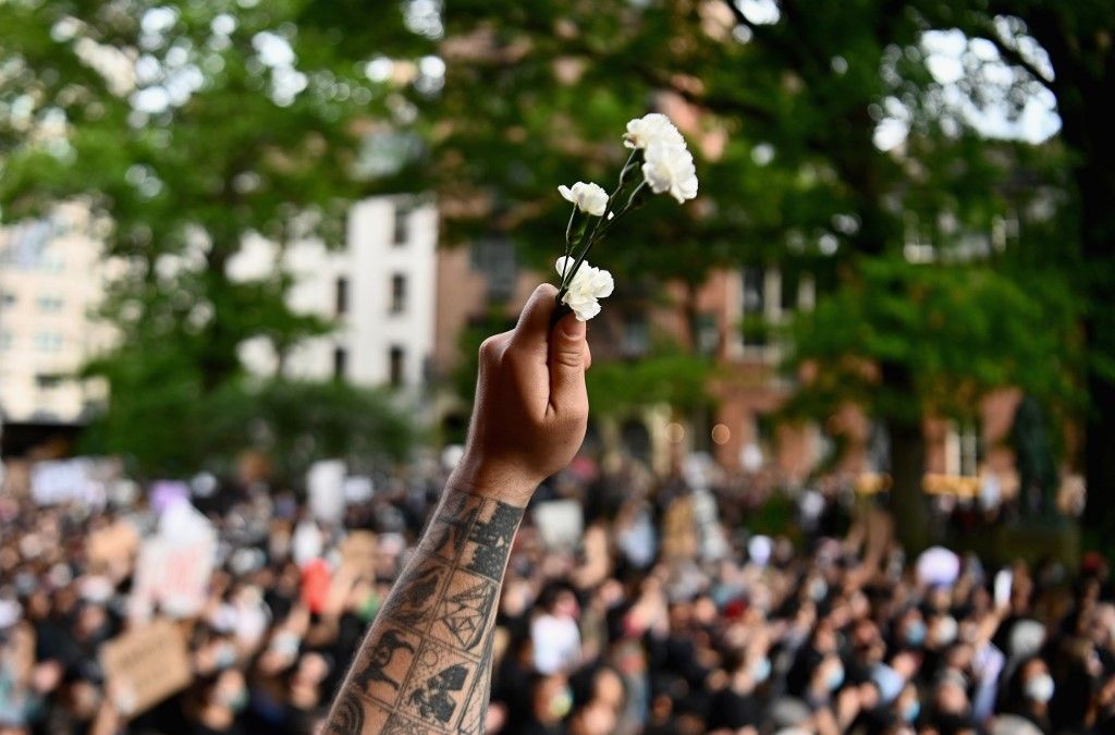 Las protestas por la muerte de un ciudadano negro a manos de la policía se intensificaron en Washington, Nueva York y otras ciudades ante la indignación que generó la orden del presidente Donald Trump de reprimir una manifestación pacífica y su amenaza de movilizar al ejército. 