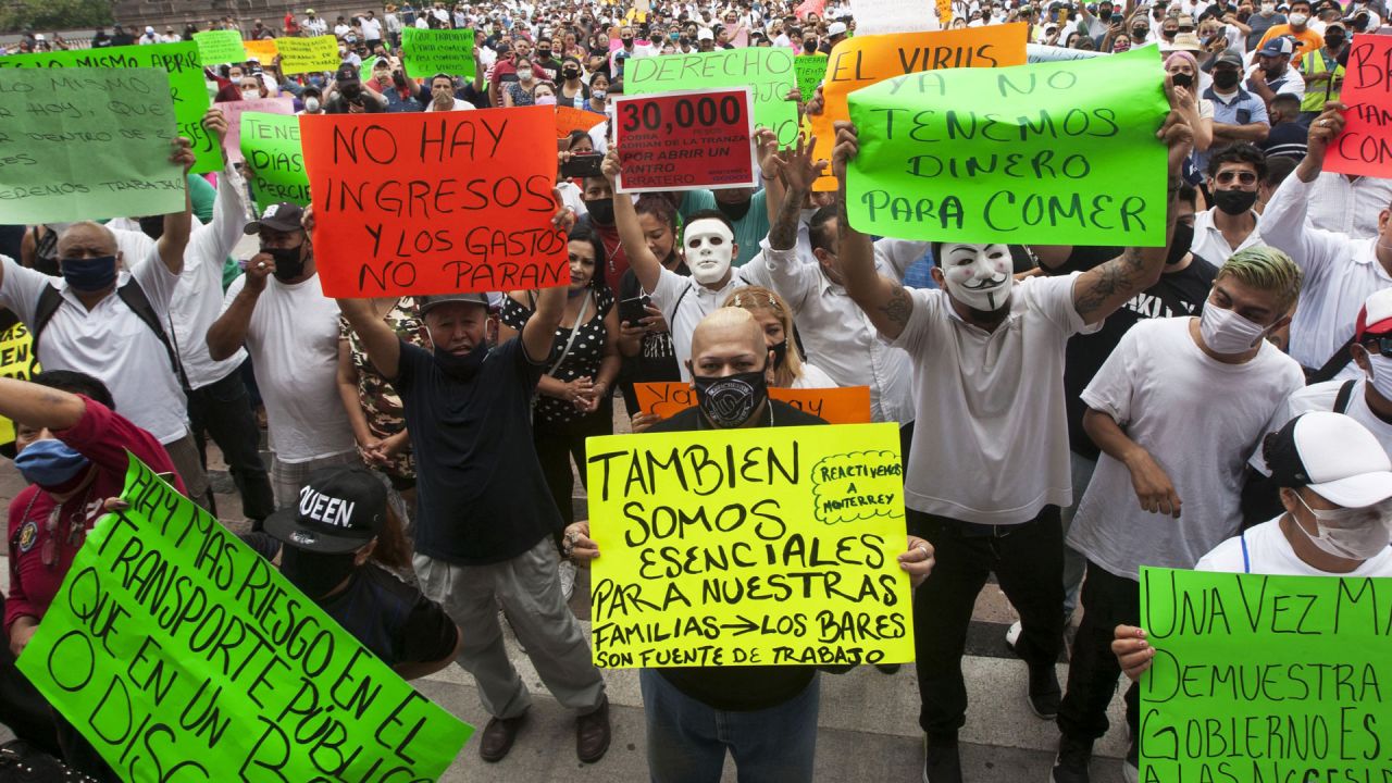 Los empleados de bares y casinos protestan para exigir la reapertura de sus lugares de trabajo, en Monterrey, estado de Nuevo León, después de que México comenzó a reabrir gradualmente su economía después de más de dos meses de cierre en medio de la pandemia de coronavirus COVID-19. | Foto:Julio Cesar Aguilar / AFP