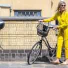 Máxima llegando una fanática de la bicicleta llega al The Hague Art Museum