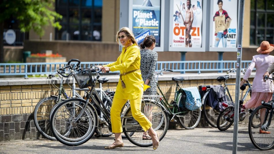 Máxima llegando una fanática de la bicicleta llega al The Hague Art Museum