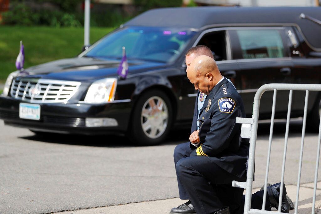 El jefe de la policía de Minneapolis rinde homenaje al paso del cortejo fúnebre.