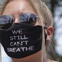 "Aun no podemos respirar", se lee en el tapaboca de una asistente al funeral de George Floyd, en Mineápolis, Minesota. | Foto:AFP