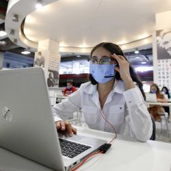 En el Hospital Civil de México, una médica evalúa aun paciente, a través de un software desarrollado para medir los riesgos de contagio Covid19. | Foto:AFP