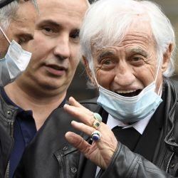 El actor Jean Paul Belmondo y su hijo Paul, en París, en el funeral de Guy Bedos que falleció a los 85 años. | Foto:AFP