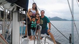 Familia funcional: durante las travesías se les asignan tareas a los chicos, vinculadas con el mantenimiento y la navegación. Cuando el mar lo permite, participan todos.