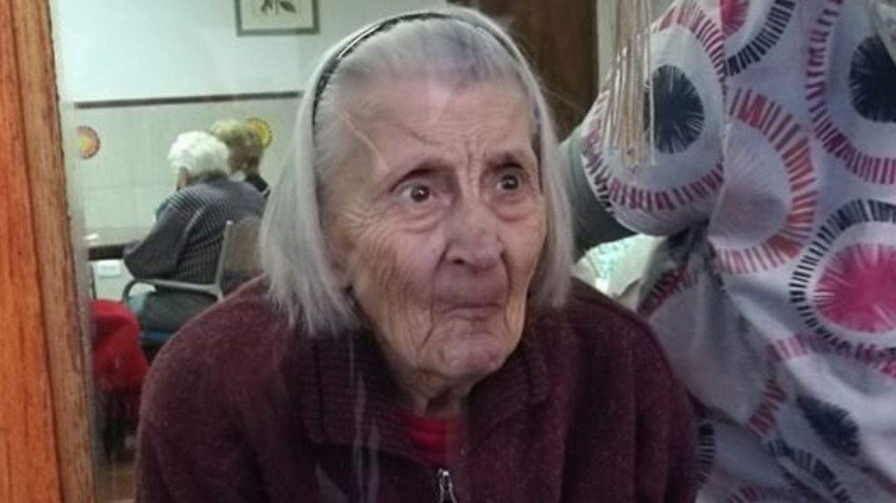 Lala, de 92 años, al notar que ahora la vuelve a separar una puerta de sus familiares.