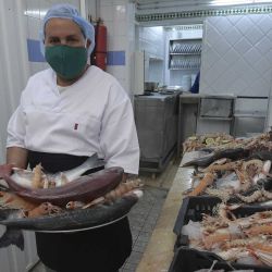 Cocinero tunecino se apresta a cocinar mariscos y pescado, ante la reapertura de Le café Vert, después de tres meses cerrado por la pandemia de Coronavirus. | Foto:AFP