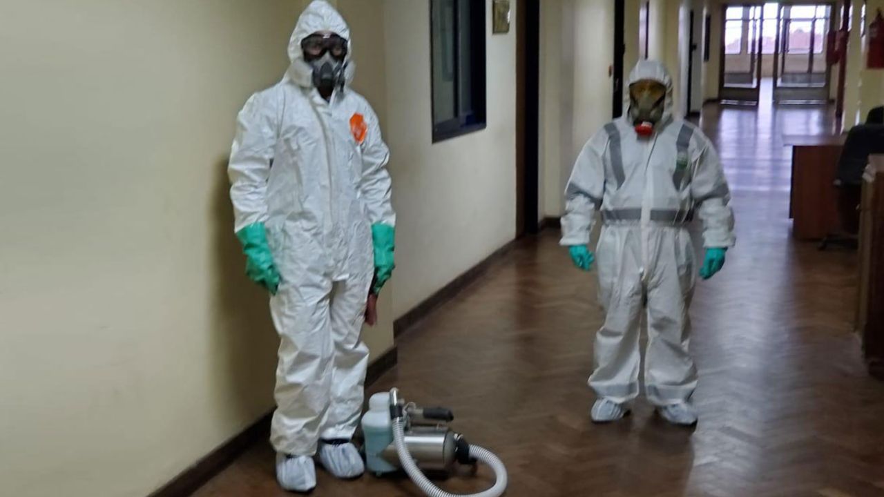 Un grupo de especialistas desinfectando Comodoro Py. | Foto:Cedoc.