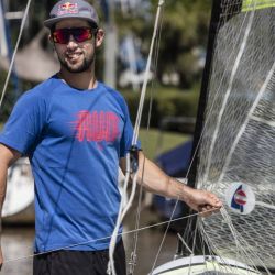 Yago Lange tiene 31 años, vive en Buenos Aires y, como atleta para Red Bull, entrena habitualmente en el Club Náutico San Isidro