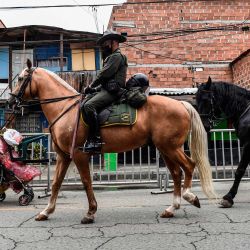 La policía montada patrulla el vecindario de Santa Cruz en Medellín, Colombia. - Las autoridades pusieron el vecindario de Santa Cruz bajo encierro después de un brote de casos de coronavirus Covid-19. | Foto:JOAQUIN SARMIENTO / AFP
