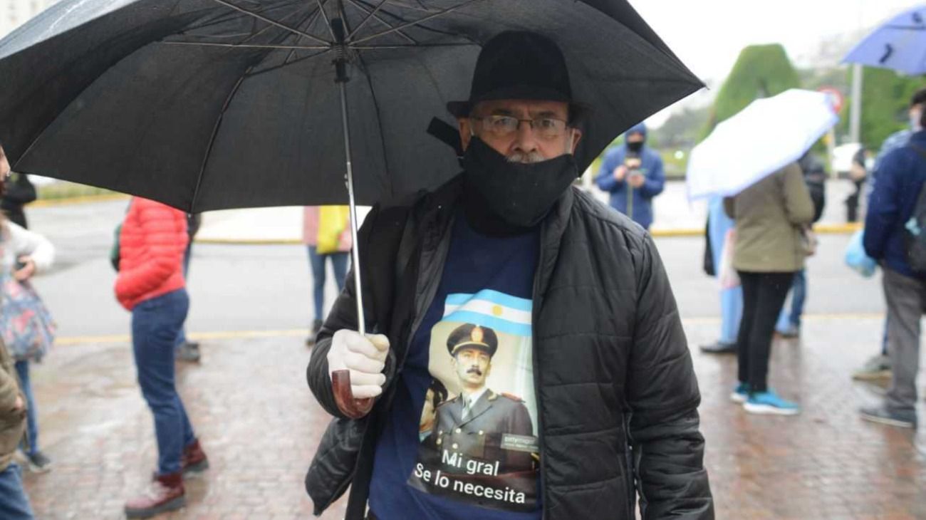 Un hombre con la foto de Videla en la marcha anti cuarentena.