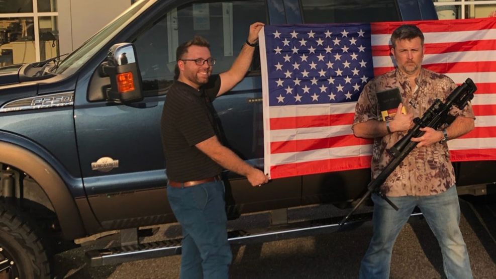 Concesionario Ford regala armas, Biblia y bandera de los Estados Unidos con la compra de un auto