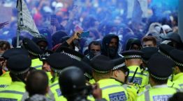 Enfrentamientos con la policía en Londres, durante marchas contra el racismo
