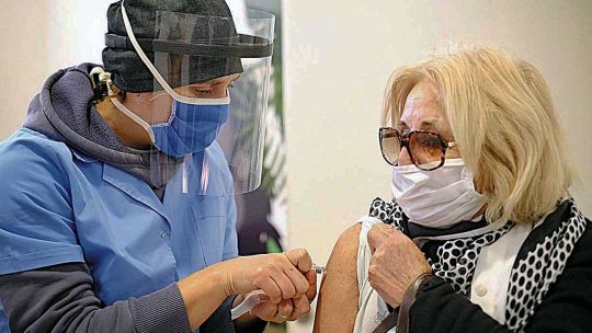 Medidas. ¿No habrá que garantizar que los mayores reciban la vacuna contra la gripe?