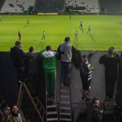 Los seguidores de Bohemians siguen el partido de fútbol de la Primera Liga Checa (también conocido como Fortuna liga) entre Bohemians 1905 y Sparta Praha desde detrás de un muro, en medio de las nuevas restricciones de coronavirus. | Foto:Michal Cizek / AFP