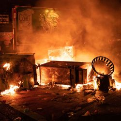 Un incendio arde en la calle después de que los manifestantes se enfrentaron con la policía cerca del Recinto Este de los Departamentos de Policía de Seattle, poco después de la medianoche en Seattle, Washington. | Foto:David Ryder / Getty Images / AFP