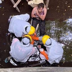 Esta foto muestra a miembros del equipo de búsqueda y rescate de Indonesia evacuando al británico Jacob Matthew Robert, de 29 años de edad (C-top), después de haber caído en un reservorio. - El hombre británico que pasó seis días atrapado en un pozo después de ser perseguido por un perro ha sido rescatado en la isla turística balinesa de Indonesia. | Foto:AFP