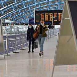 Un letrero le dice a los pasajeros que 'cubran su rostro' en la estación de tren de Waterloo en el centro de Londres, cuando comience la cuarentena de 14 días prevista por el gobierno del Reino Unido para las llegadas internacionales para limitar la propagación del nuevo coronavirus COVID-19. | Foto:JUSTIN TALLIS / AFP