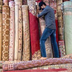  Un distribuidor de alfombras marroquí alinea alfombras en una tienda en la ciudad de Sale, al norte de la capital Rabat, durante la nueva pandemia de coronavirus. | Foto:FADEL SENNA / AFP