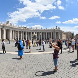 Los fieles católicos observan el distanciamiento social en la plaza de San Pedro mientras el Papa Francisco (L) bendice a la multitud del palacio apostólico después de su oración en vivo del domingo Ángelus, en el Vaticano. | Foto:Andreas Solaro / AFP