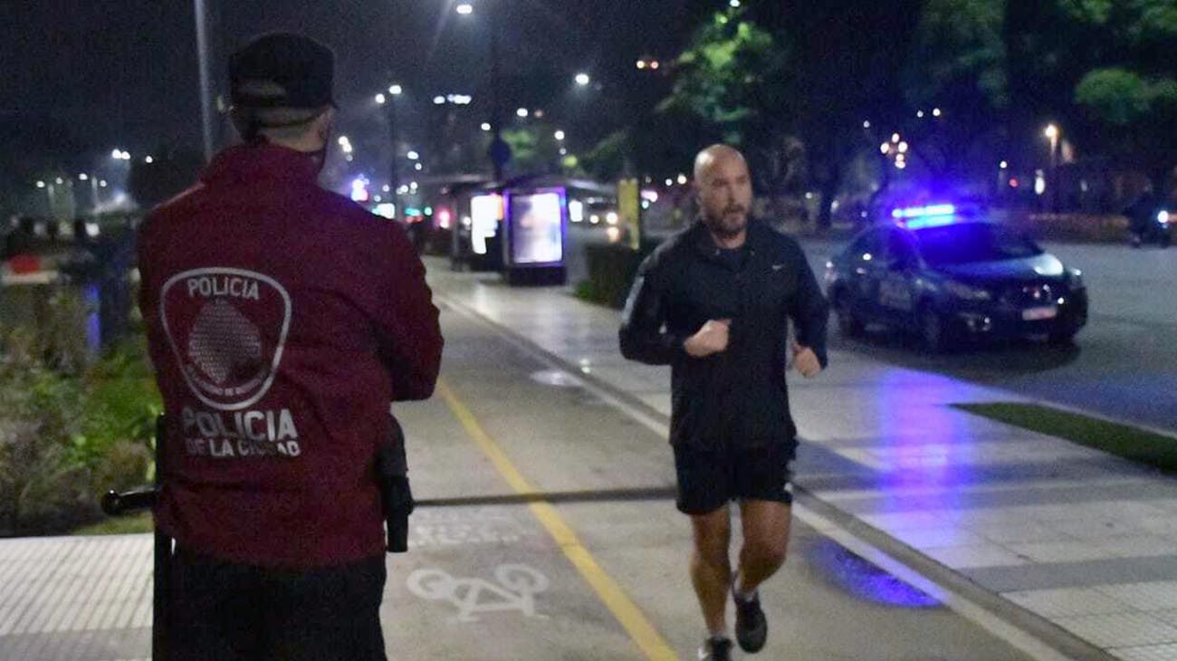 Gente corriendo y policia de la ciudad