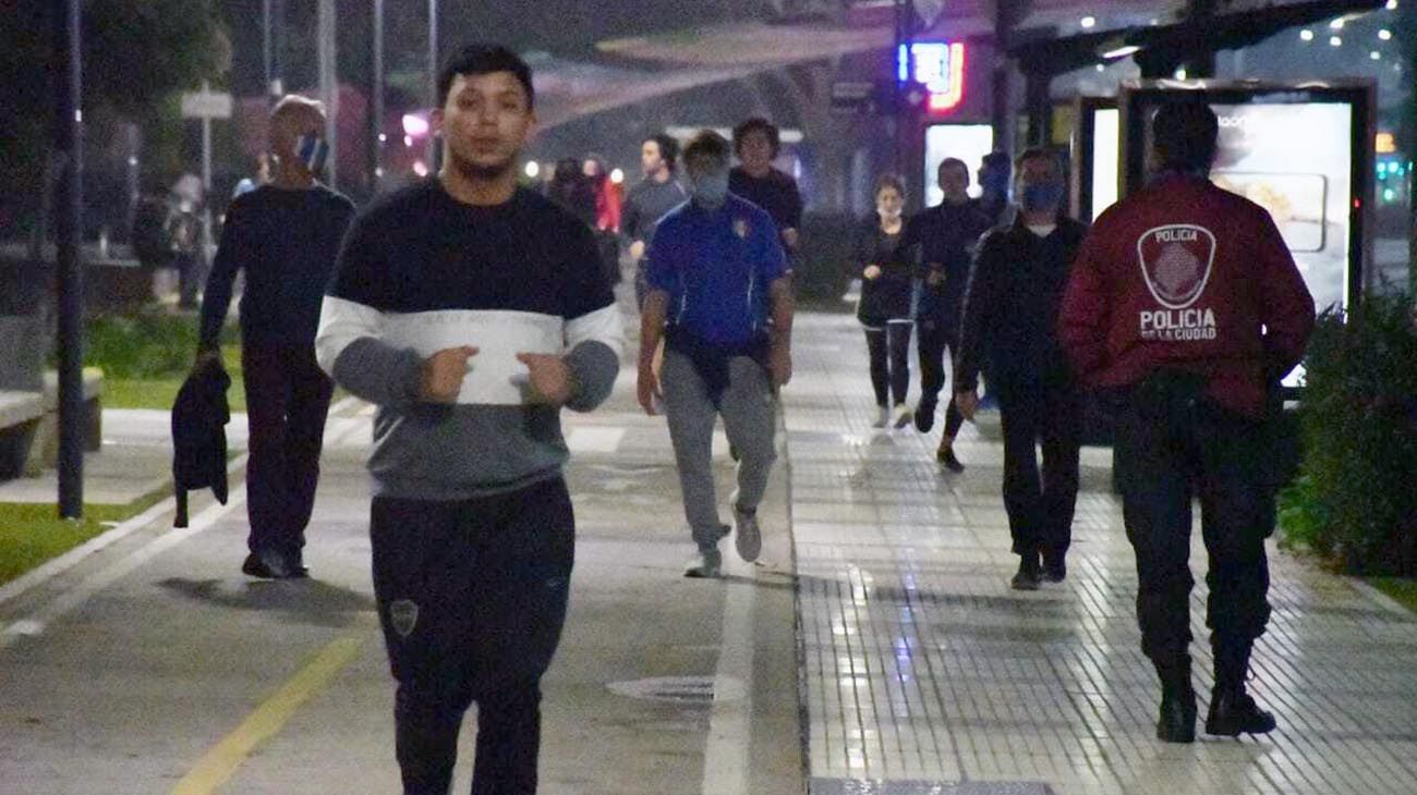 Gente corriendo y policia de la ciudad