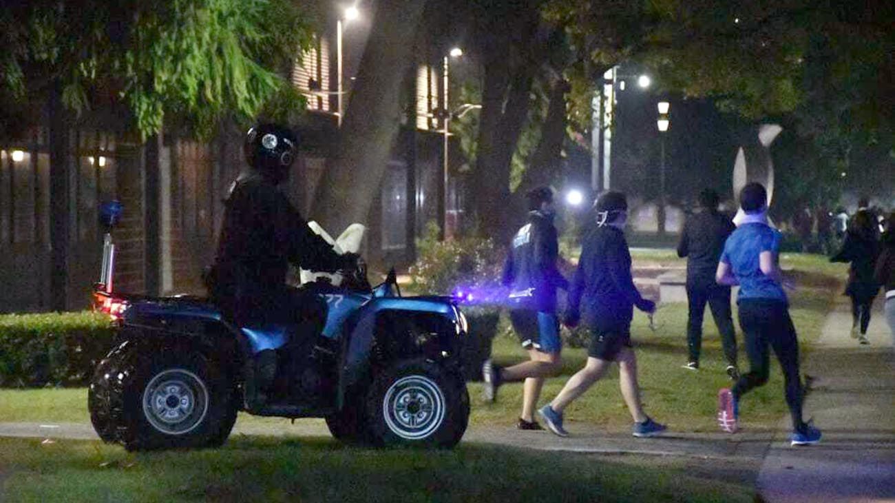 Gente corriendo y policia de la ciudad