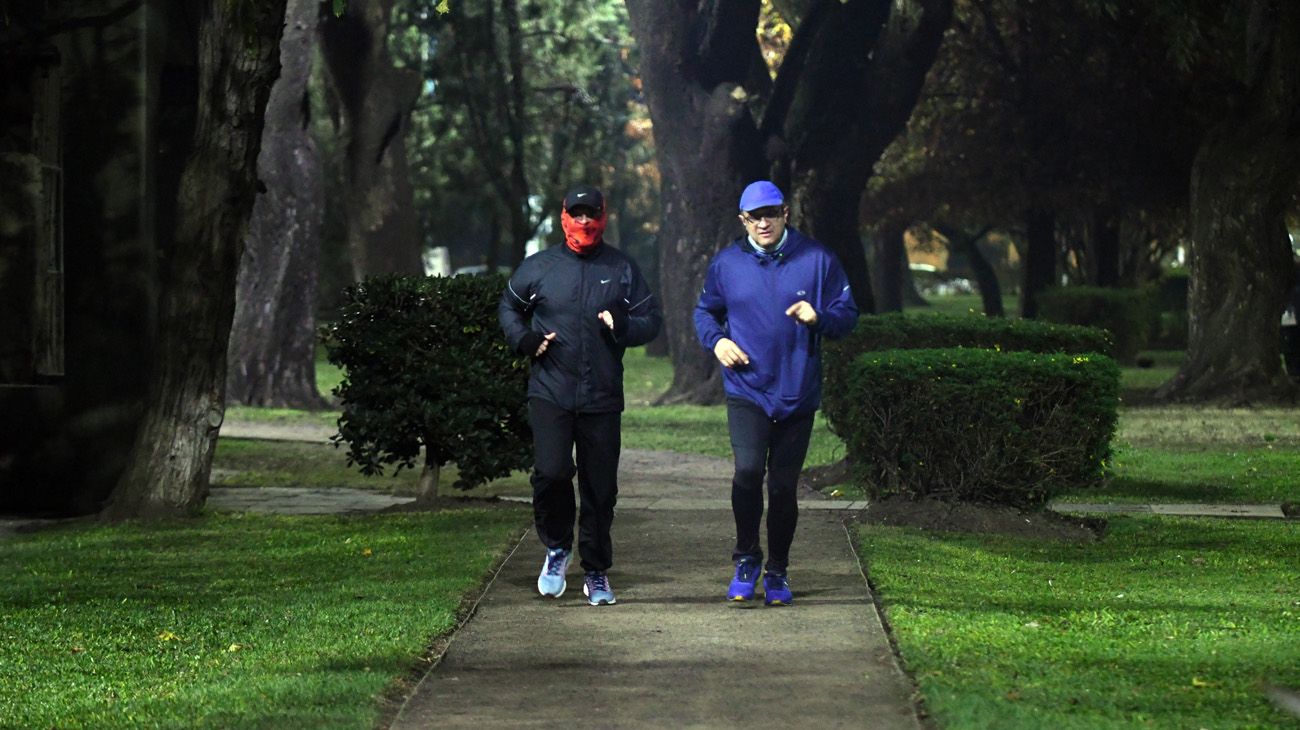 LOS PORTEÑOS SALEN A PLAZAS Y PARQUES A PRACTICAR RUNNING EN CUARENTENA