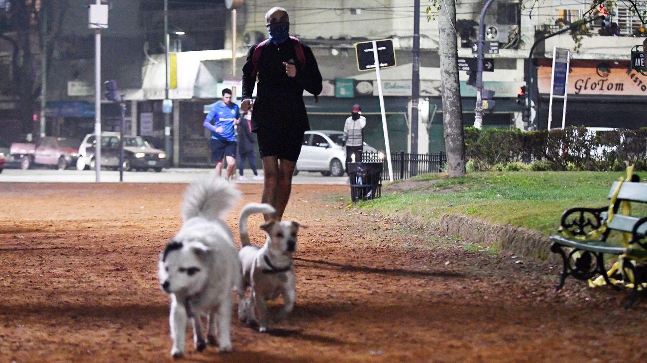 LOS PORTEÑOS SALEN A PLAZAS Y PARQUES A PRACTICAR RUNNING EN CUARENTENA