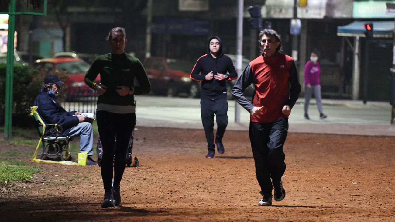 LOS PORTEÑOS SALEN A PLAZAS Y PARQUES A PRACTICAR RUNNING EN CUARENTENA