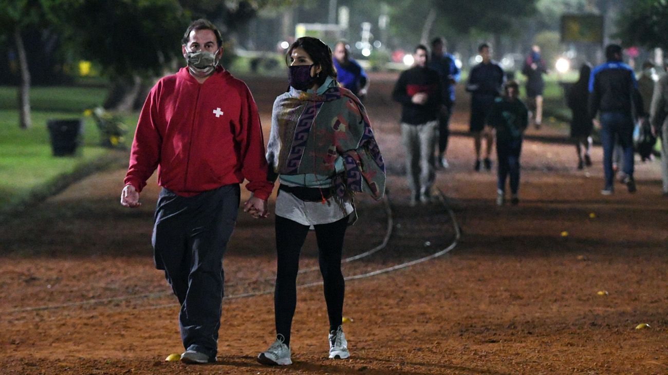 LOS PORTEÑOS SALEN A PLAZAS Y PARQUES A PRACTICAR RUNNING EN CUARENTENA