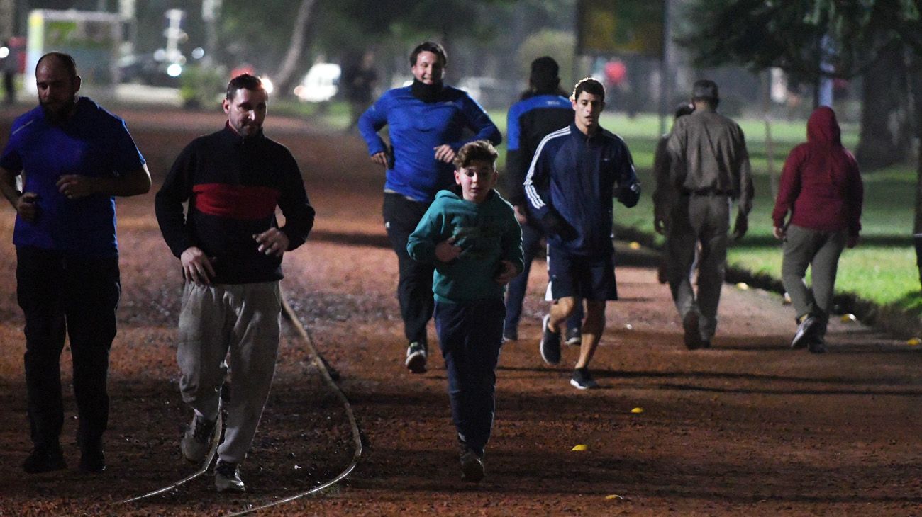 LOS PORTEÑOS SALEN A PLAZAS Y PARQUES A PRACTICAR RUNNING EN CUARENTENA