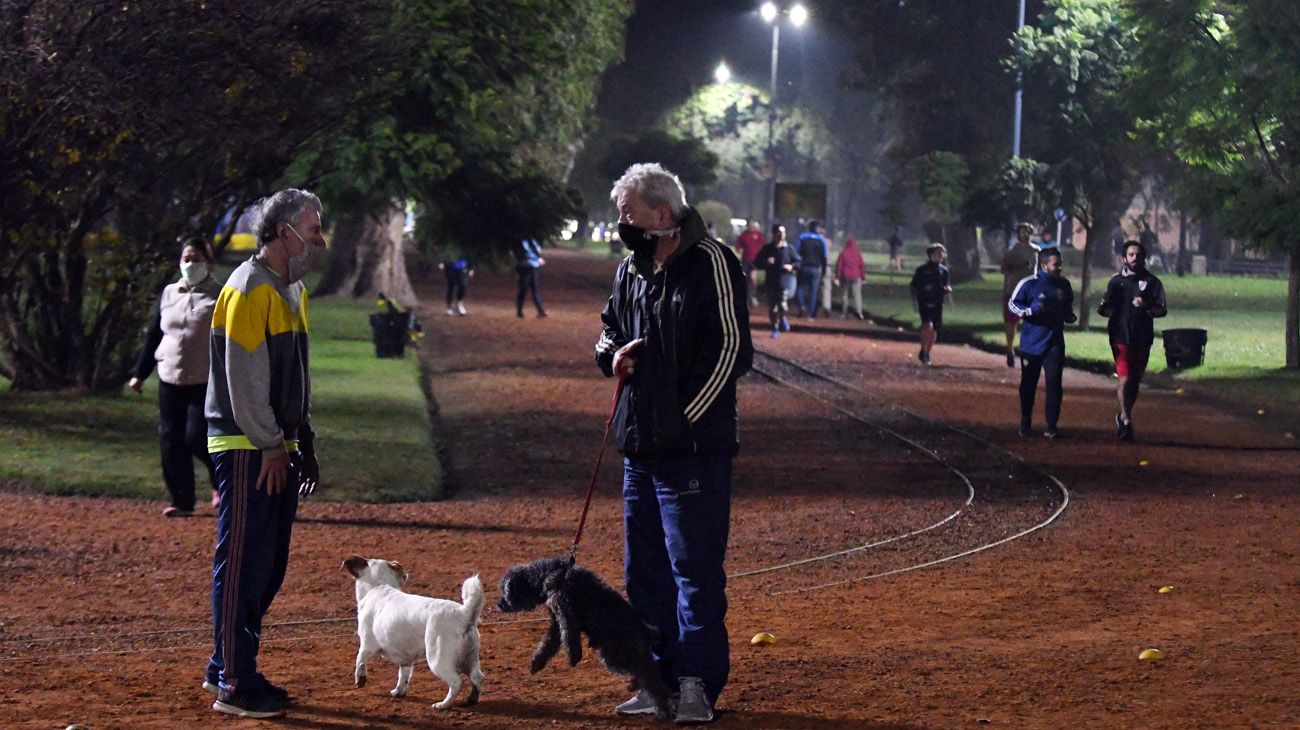 LOS PORTEÑOS SALEN A PLAZAS Y PARQUES A PRACTICAR RUNNING EN CUARENTENA