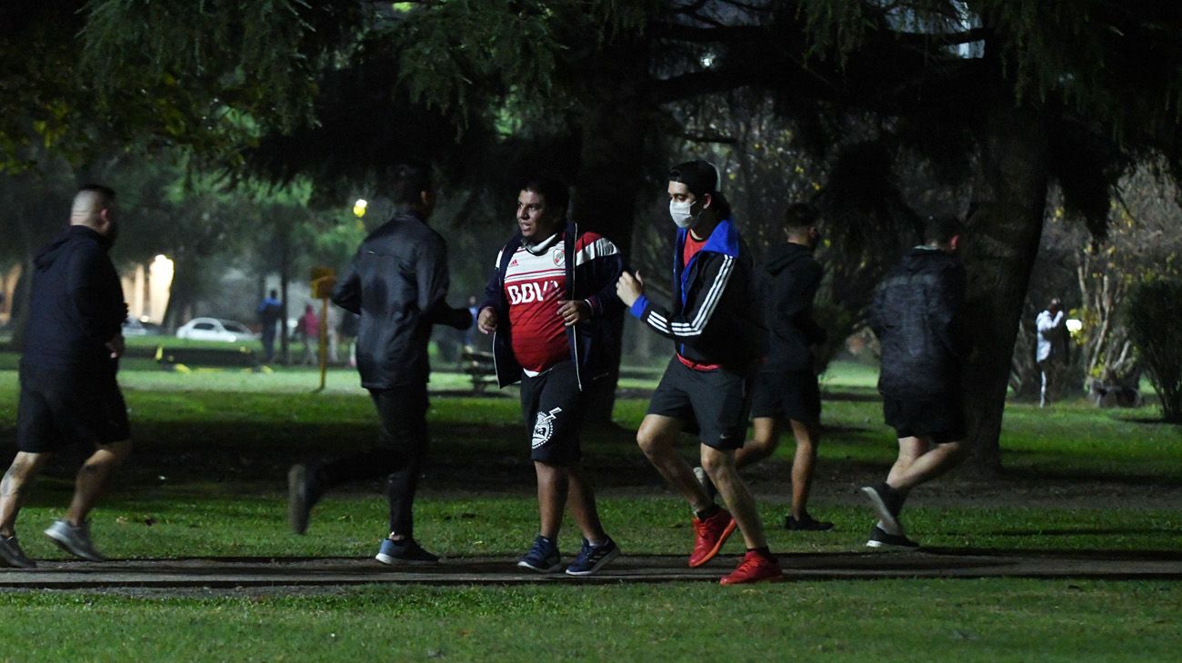 LOS PORTEÑOS SALEN A PLAZAS Y PARQUES A PRACTICAR RUNNING EN CUARENTENA