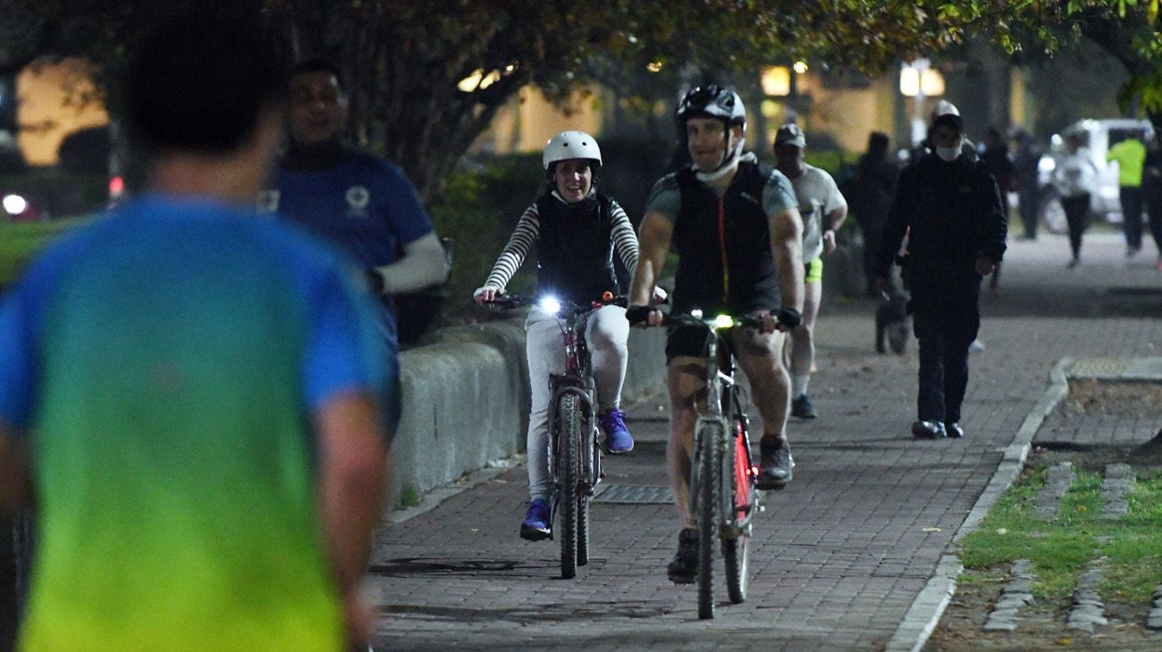 LOS PORTEÑOS SALEN A PLAZAS Y PARQUES A PRACTICAR RUNNING EN CUARENTENA