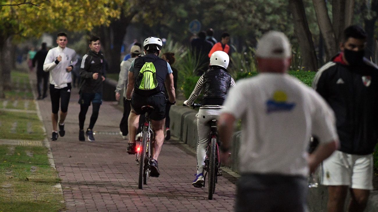 LOS PORTEÑOS SALEN A PLAZAS Y PARQUES A PRACTICAR RUNNING EN CUARENTENA