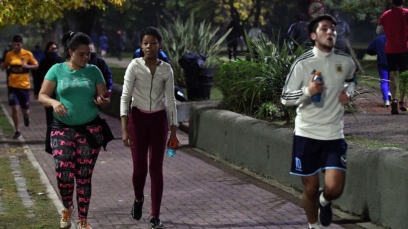 LOS PORTEÑOS SALEN A PLAZAS Y PARQUES A PRACTICAR RUNNING EN CUARENTENA