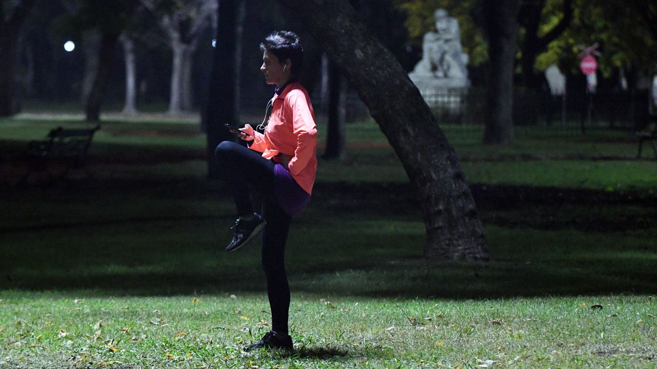 LOS PORTEÑOS SALEN A PLAZAS Y PARQUES A PRACTICAR RUNNING EN CUARENTENA