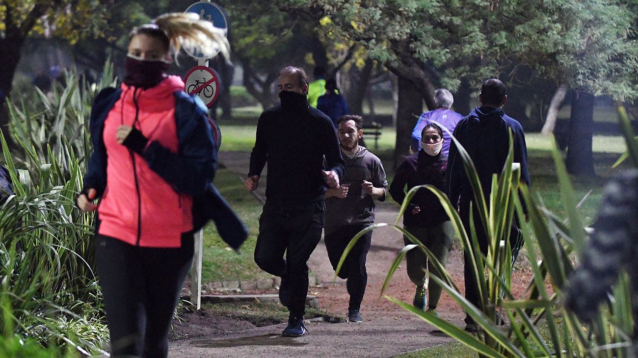 LOS PORTEÑOS SALEN A PLAZAS Y PARQUES A PRACTICAR RUNNING EN CUARENTENA