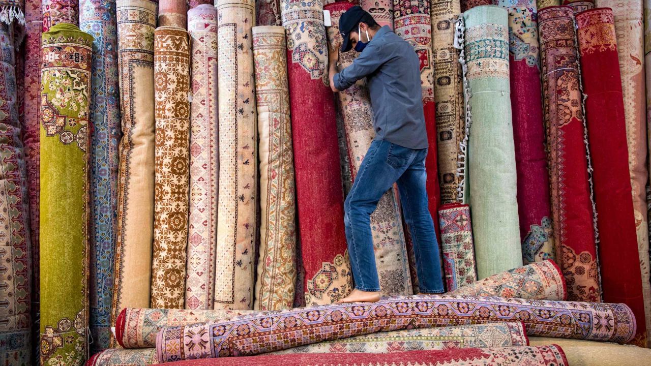  Un distribuidor de alfombras marroquí alinea alfombras en una tienda en la ciudad de Sale, al norte de la capital Rabat, durante la nueva pandemia de coronavirus. | Foto:FADEL SENNA / AFP