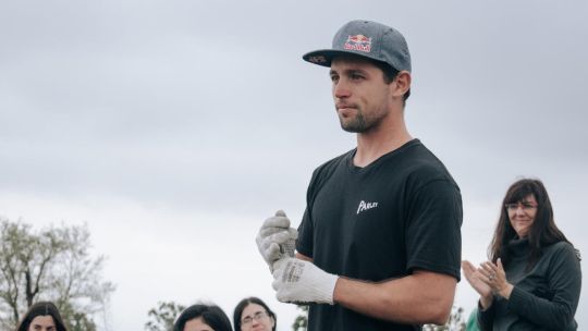 Hijo del campeón olímpico Santiago Lange, Yago es un deportista de 31 años y atleta de Red Bull es también el director local de Parley for the Oceans.