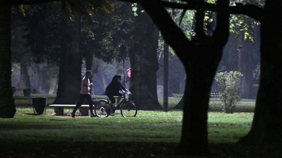 LOS PORTEÑOS SALEN A PLAZAS Y PARQUES A PRACTICAR RUNNING EN CUARENTENA