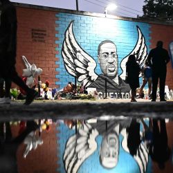 La gente se para frente a un mural de George Floyd en Houston, Texas. - George Floyd, el afroamericano de 46 años cuyo asesinato por un policía blanco lo transformó en un ícono global de la lucha contra el racismo. | Foto:Johannes Eisele / AFP